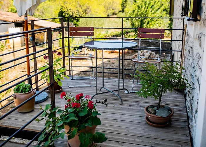 Chateau Les Poules דירה