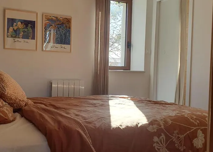 Chateau Les Poules דירה